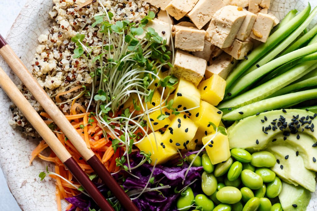 Bol végétalien avec du quinoa, du tofu, et des légumes frais, une source de protéines végétales pour une bonne santé.