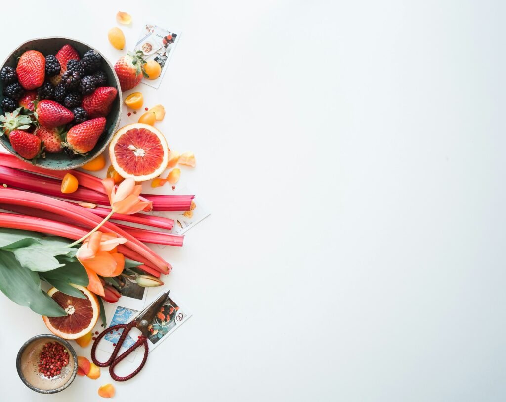Assortiment de fruits frais et rhubarbe pour une alimentation végétalienne vitaminée.