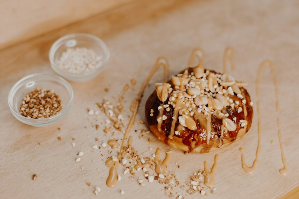 Desserts végétariens gourmands avec caramel, cacahuètes et graines pour une texture croquante.