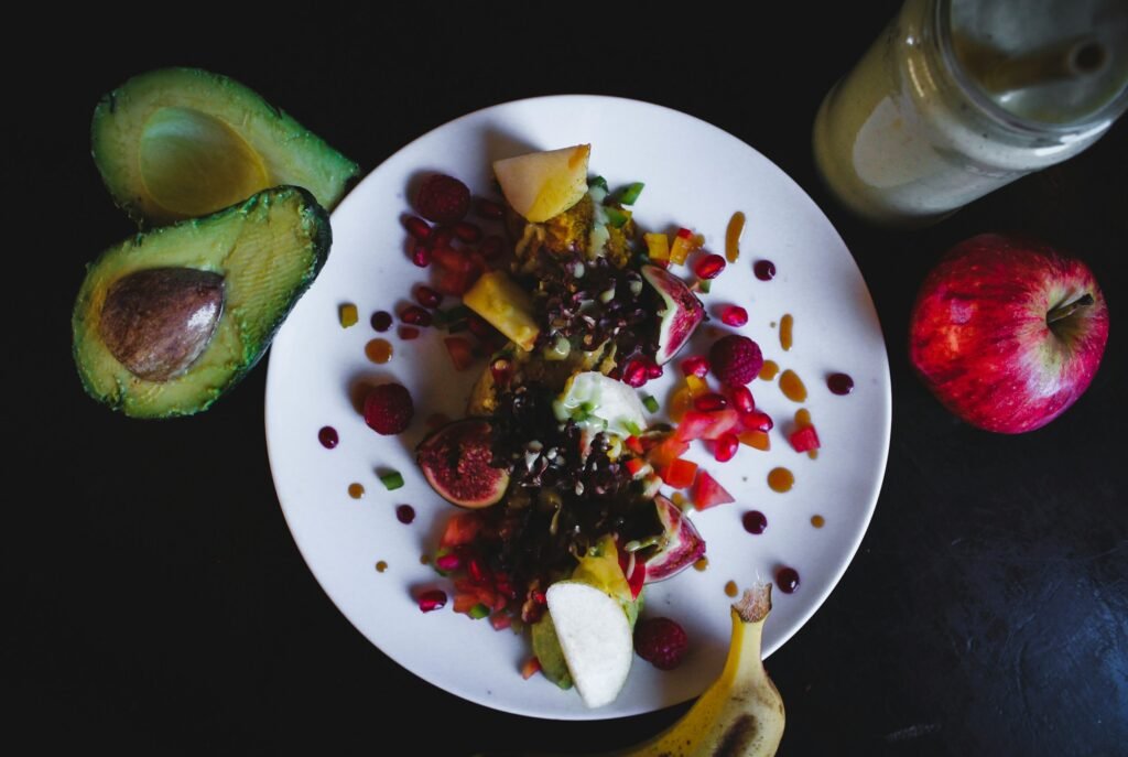 Fruits et légumes frais colorés, parfaits pour des desserts végétariens riches en nutriments.