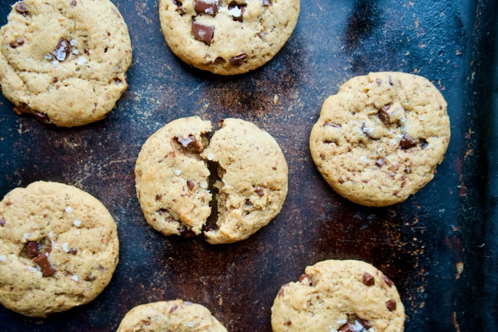 Cookies maison au chocolat, une gourmandise idéale pour des desserts végétariens sains.