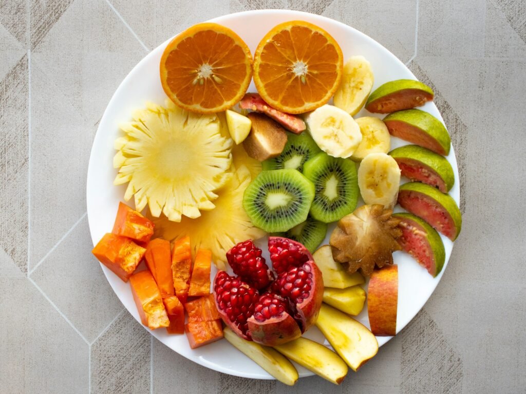 Assiette variée de fruits tropicaux pour préparer des desserts végétariens vitaminés et frais.