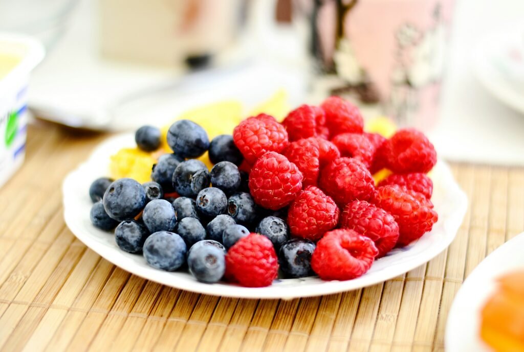 Raisins rouges et myrtilles, parfaits pour des desserts végétariens frais et savoureux.