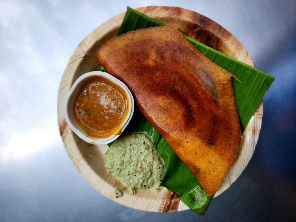 Dosa indien avec sauces, plat végétalien apprécié pour ses protéines végétales.