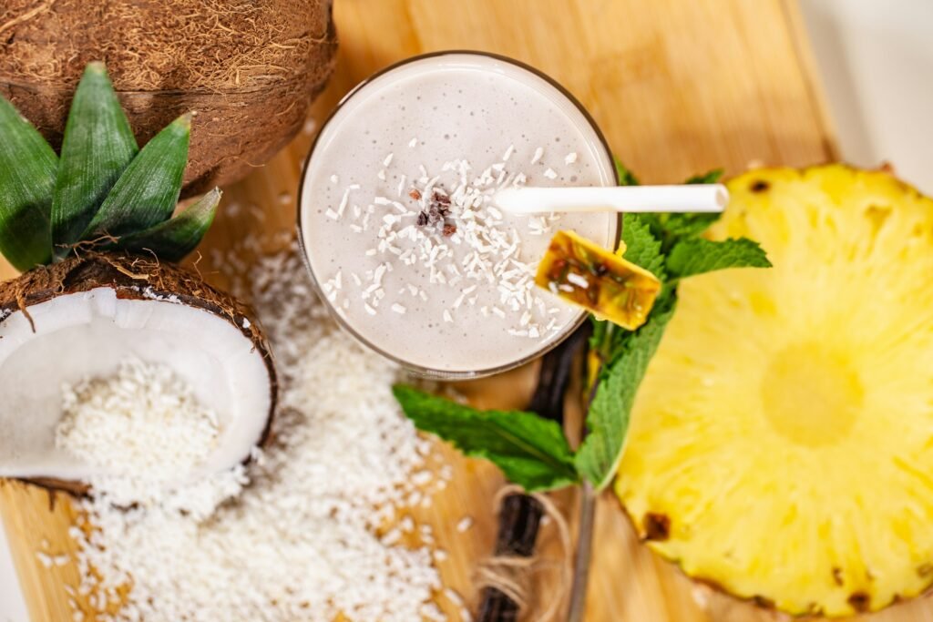 Smoothie à la noix de coco et ananas, délicieux et riche en protéines végétales.
