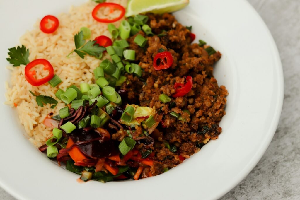 Plat coloré à base de riz, légumes et haché végétal avec des produits à base de soja.