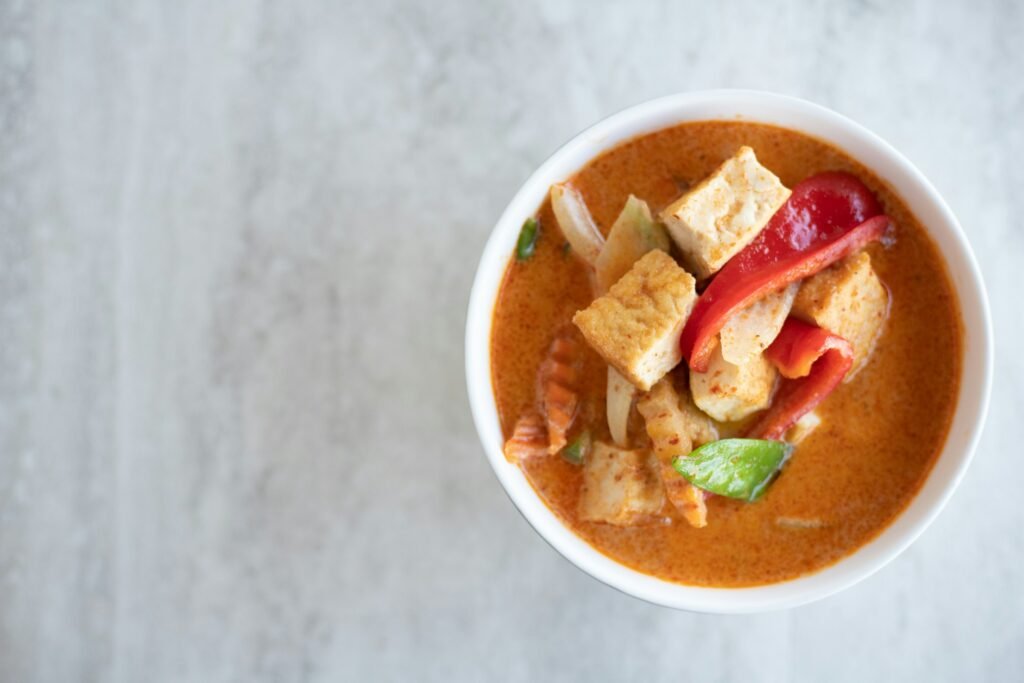 Curry crémeux avec morceaux de tofu, exemple de produits à base de soja cuisinés.
