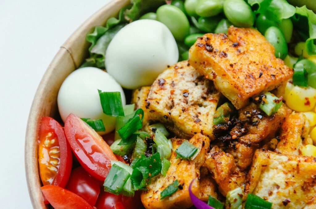 Salade composée avec tofu grillé, légumes croquants et produits à base de soja protéinés.