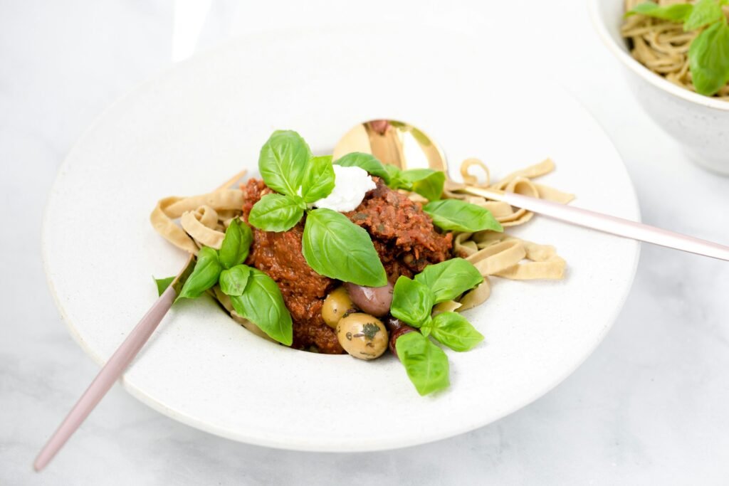 Pâtes fraîches accompagnées de sauce végétale et de produits à base de soja savoureux.