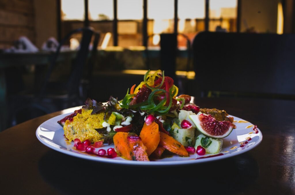 Assiette élégante de légumes et tofu, parfait exemple de produits à base de soja raffinés.