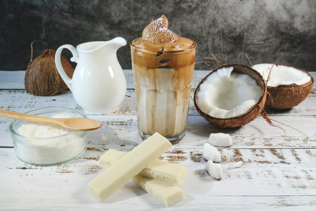Café glacé gourmand préparé avec des alternatives végétales aux produits laitiers à la noix de coco.