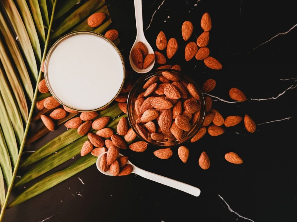 Lait d’amande fait maison, une des alternatives végétales aux produits laitiers les plus appréciées.