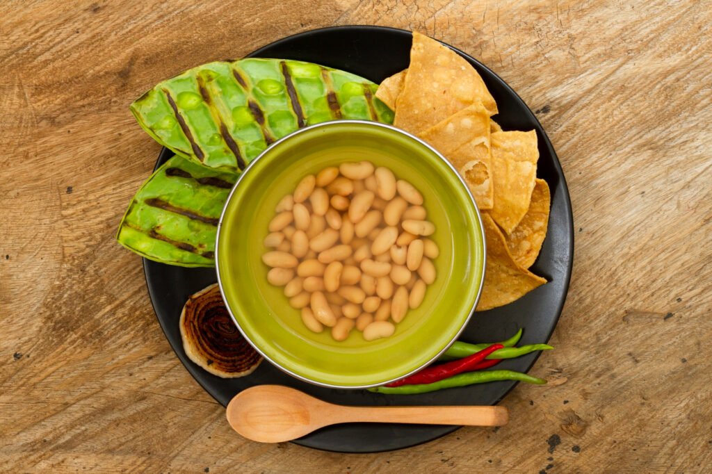 Enfants et le soja : haricots de soja dans un bol vert avec légumes et tortillas.