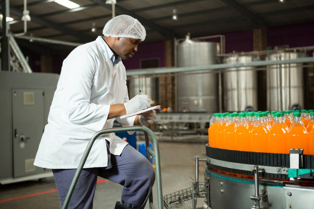 Contrôle de la production de boissons sucrées, révélant des pièges de l'industrie alimentaire.