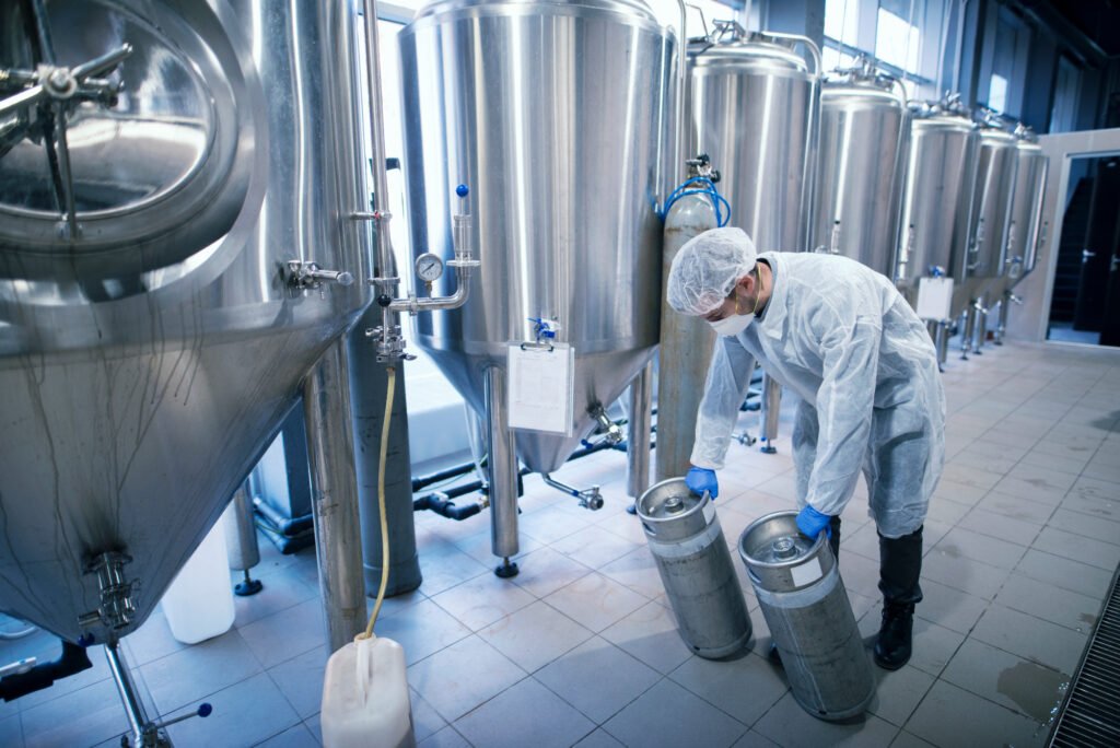 Manipulation de cuves industrielles pour produire des aliments ultra-transformés.