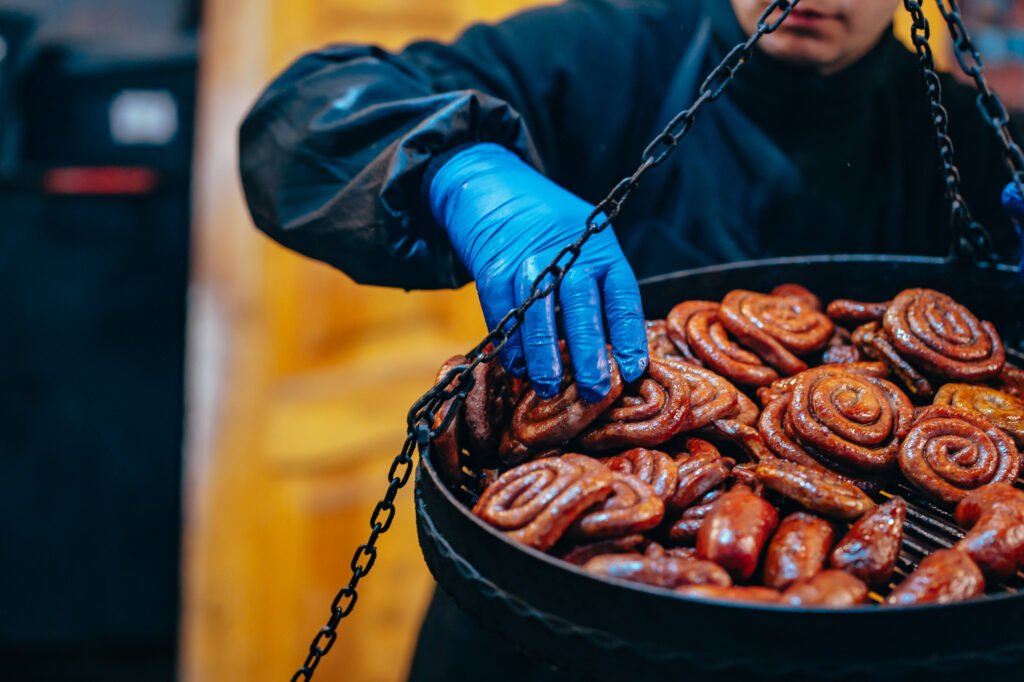 Transformation industrielle de saucisses, symbole des pièges de l'industrie alimentaire.