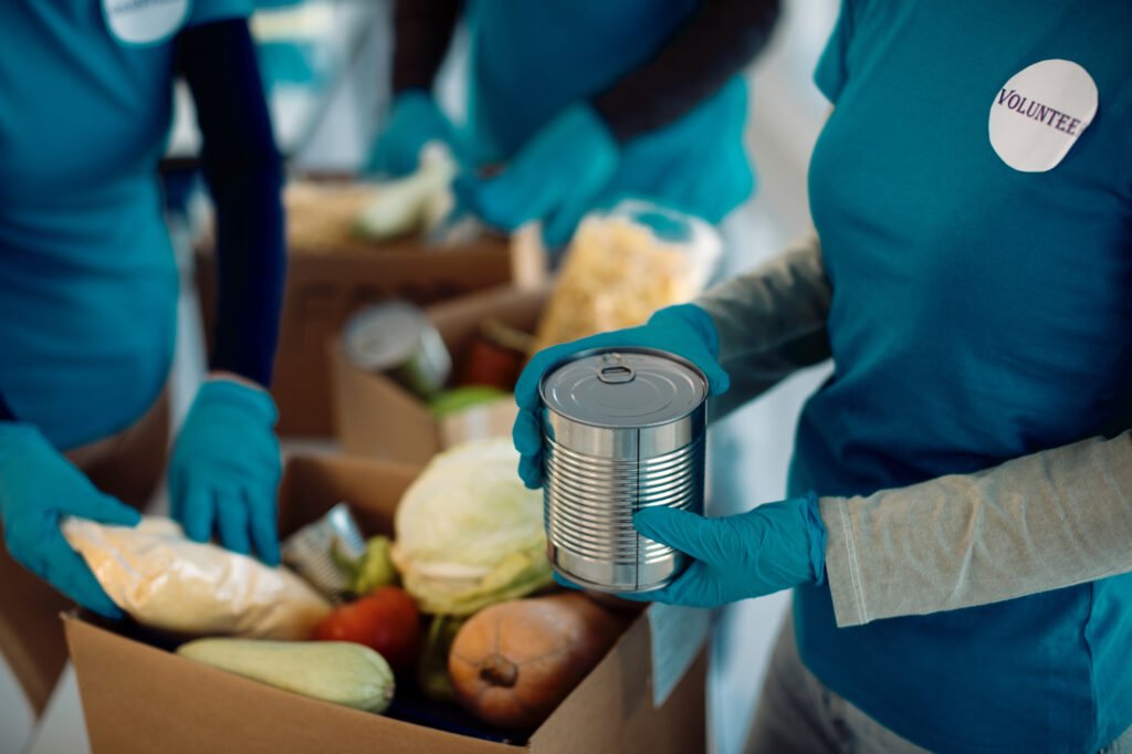 Distribution de boîtes de conserve, souvent issues des pièges de l'industrie alimentaire.